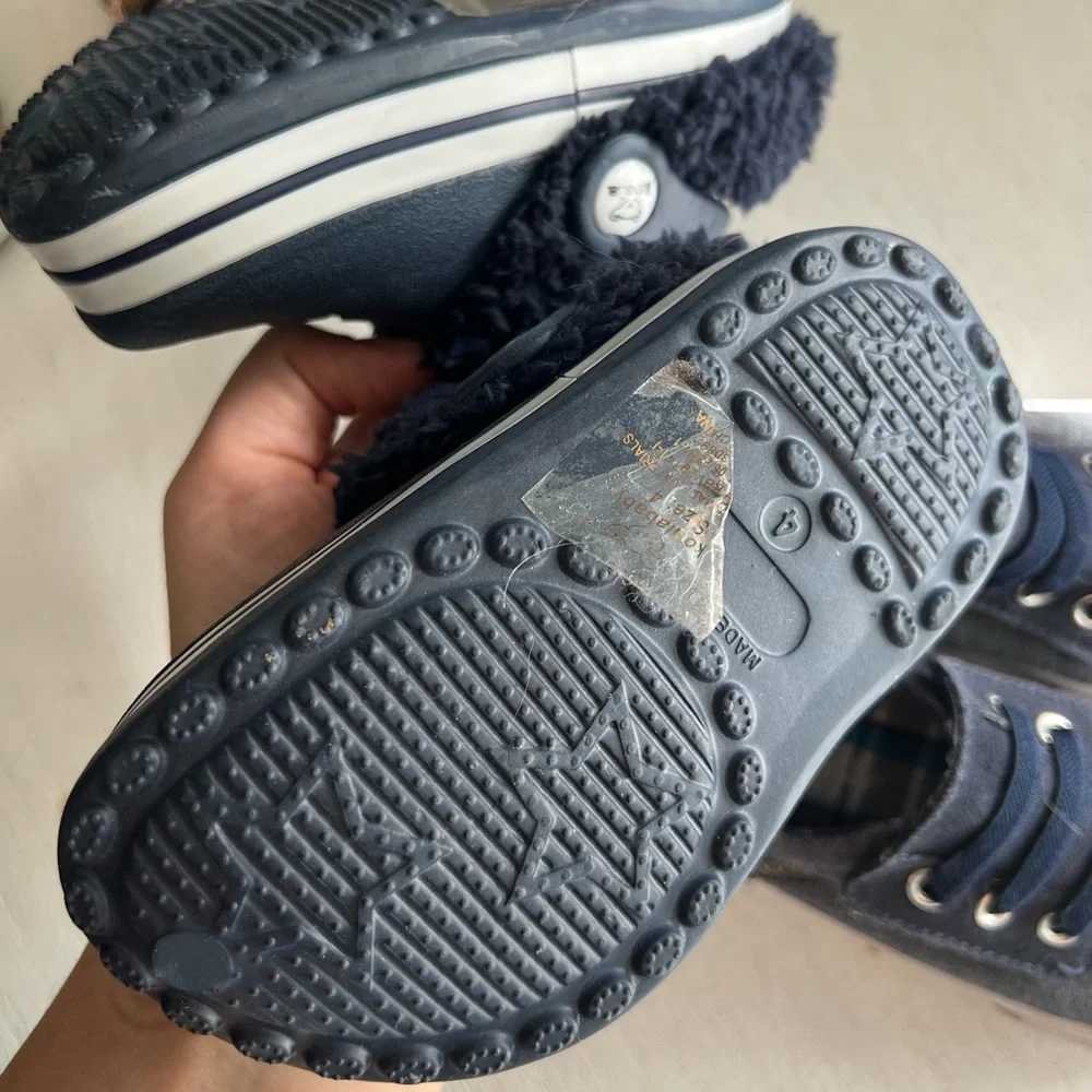 Bundle of two pairs of baby shoes